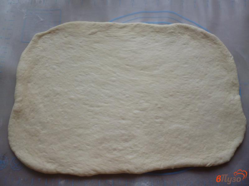 Фото приготовление рецепта: Пирожки с сардельками и сыром шаг №4