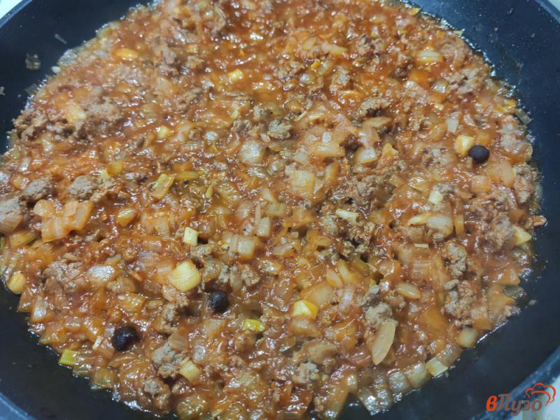 Фото приготовление рецепта: Макароны с фаршем и томатной пастой шаг №5