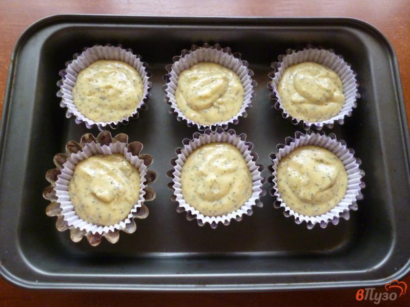 Фото приготовление рецепта: Лимонные кексы с маком шаг №6