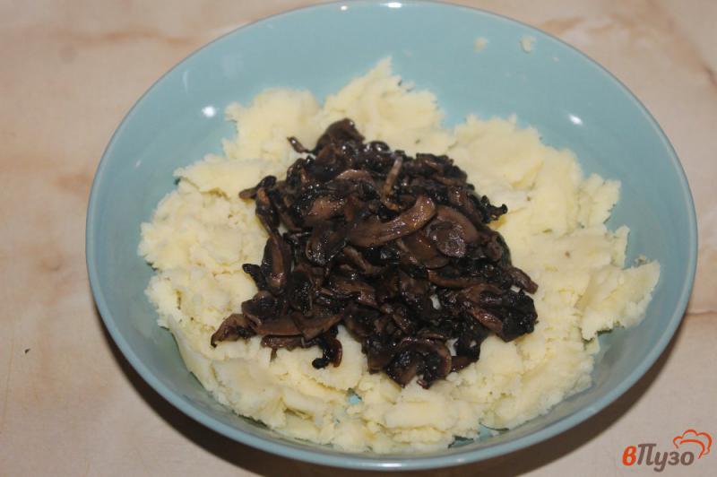 Фото приготовление рецепта: Блины с картофелем и грибами шаг №5
