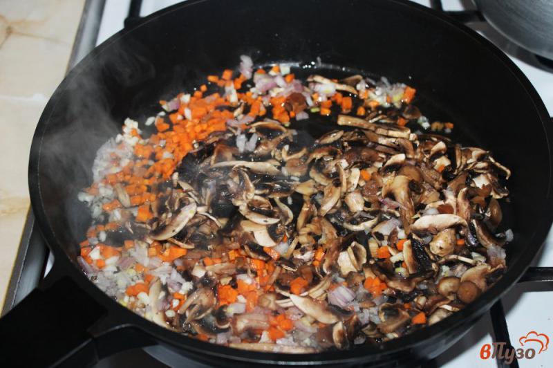 Фото приготовление рецепта: Тушеная капуста с грибами и фасолью шаг №3