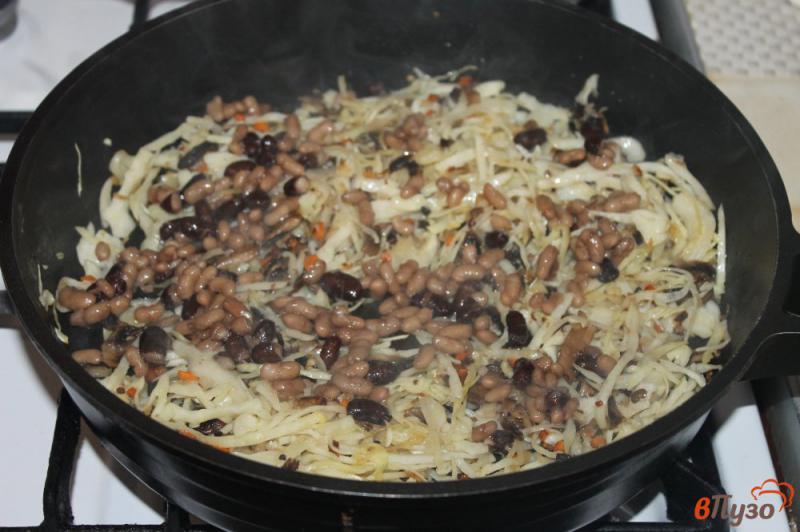 Фото приготовление рецепта: Тушеная капуста с грибами и фасолью шаг №5