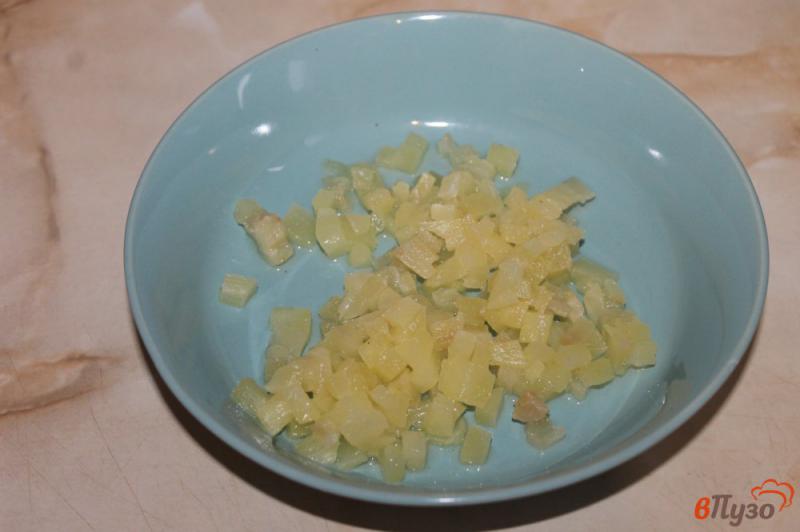 Фото приготовление рецепта: Блины с яблоками и ананасом шаг №4
