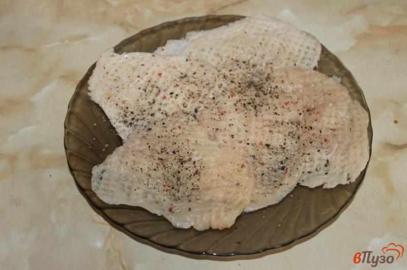 Фото приготовление рецепта: Куриные отбивные с грибами помидорами и сыром шаг №2