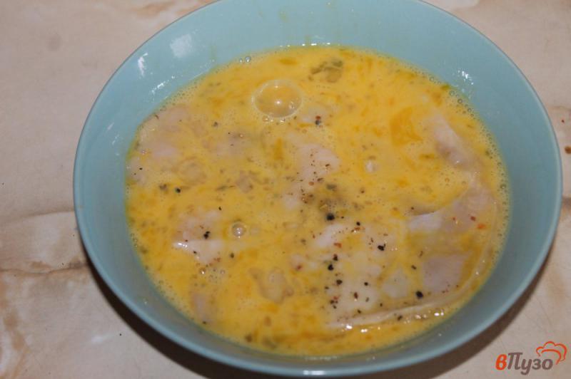 Фото приготовление рецепта: Куриные отбивные с грибами помидорами и сыром шаг №3