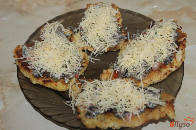 Фото приготовление рецепта: Куриные отбивные с грибами помидорами и сыром шаг №7