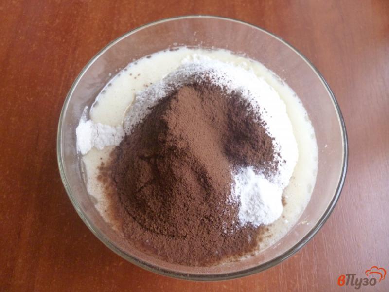 Фото приготовление рецепта: Шоколадный пирог на кефире с вишней шаг №4