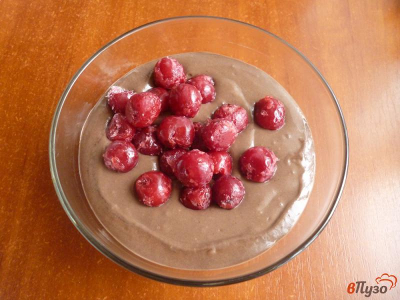 Фото приготовление рецепта: Шоколадный пирог на кефире с вишней шаг №5