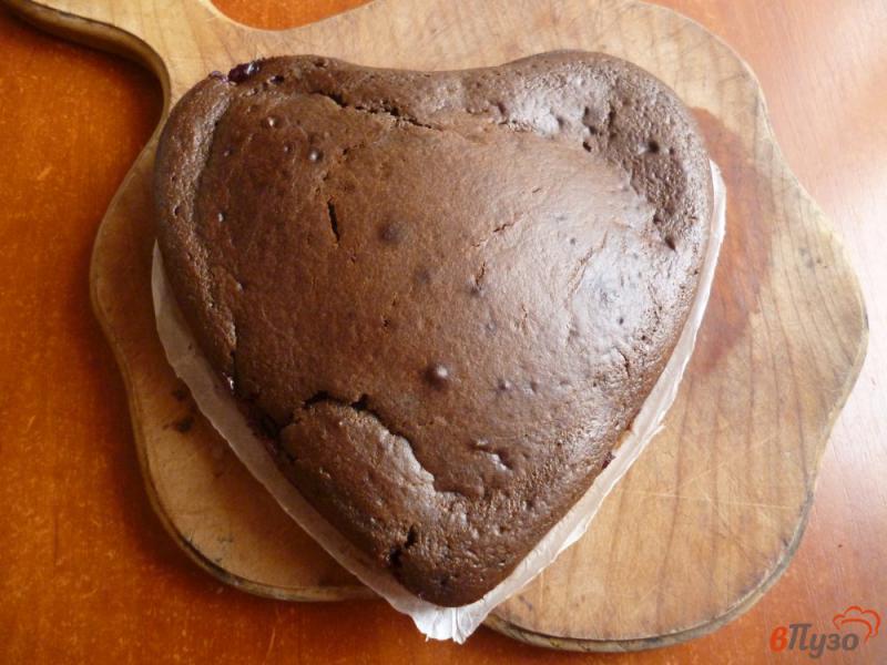 Фото приготовление рецепта: Шоколадный пирог на кефире с вишней шаг №7