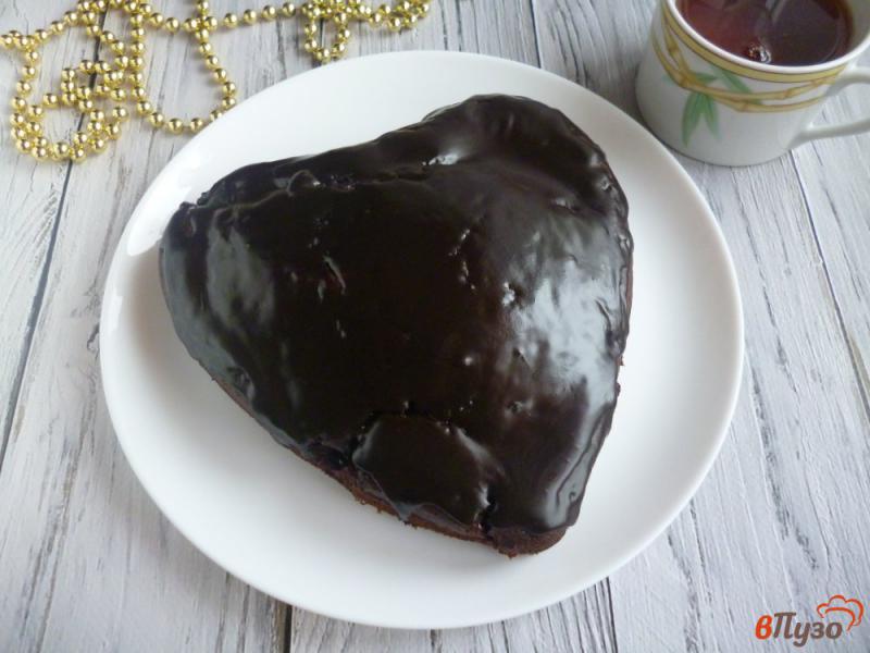 Фото приготовление рецепта: Шоколадный пирог на кефире с вишней шаг №8