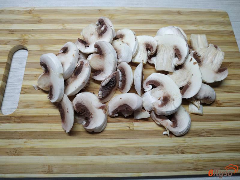 Фото приготовление рецепта: Овощной суп на курином бульоне с грибами шаг №6