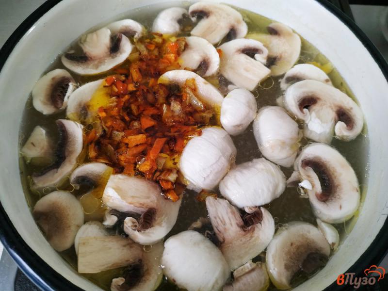 Фото приготовление рецепта: Овощной суп на курином бульоне с грибами шаг №7