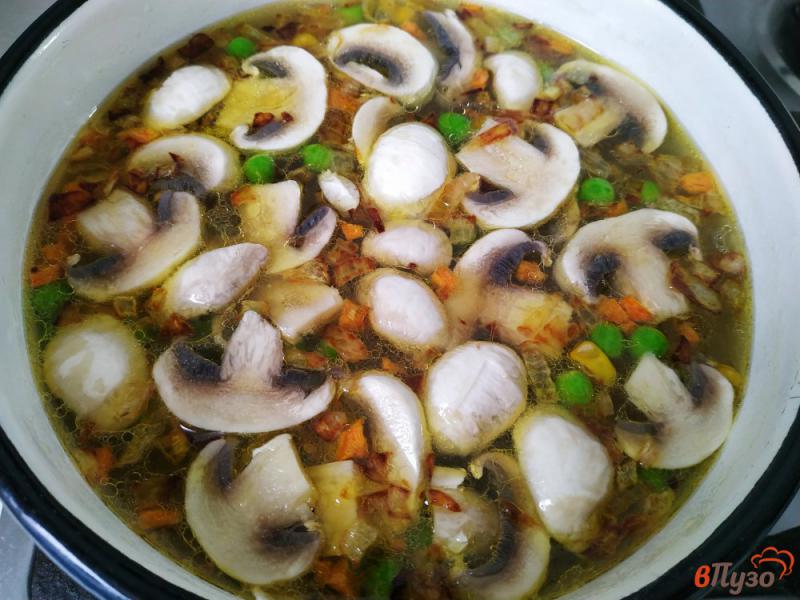 Фото приготовление рецепта: Овощной суп на курином бульоне с грибами шаг №8