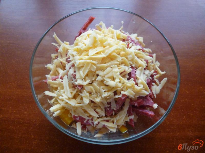 Фото приготовление рецепта: Овощной салат с колбасой шаг №4