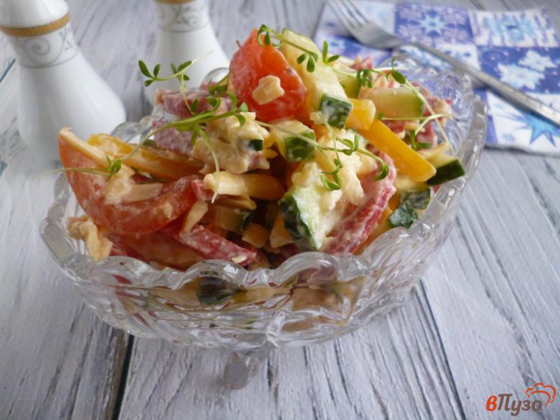 Фото приготовление рецепта: Овощной салат с колбасой шаг №7