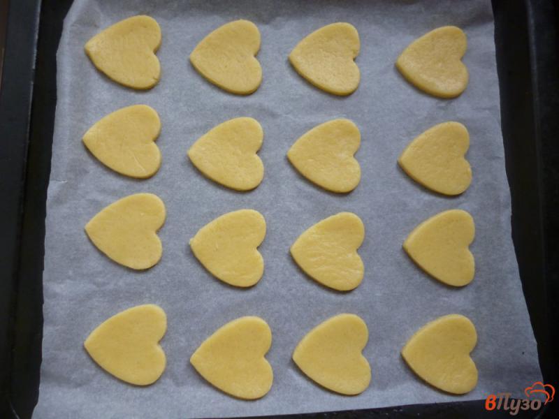Фото приготовление рецепта: Песочное печенье с кокосовой мукой шаг №8