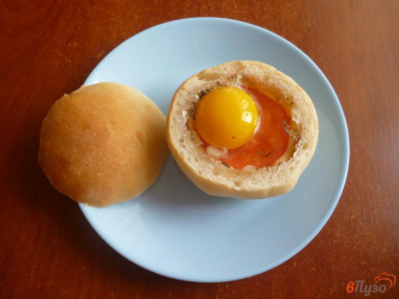 Фото приготовление рецепта: Булочка с яйцом в микроволновке шаг №4