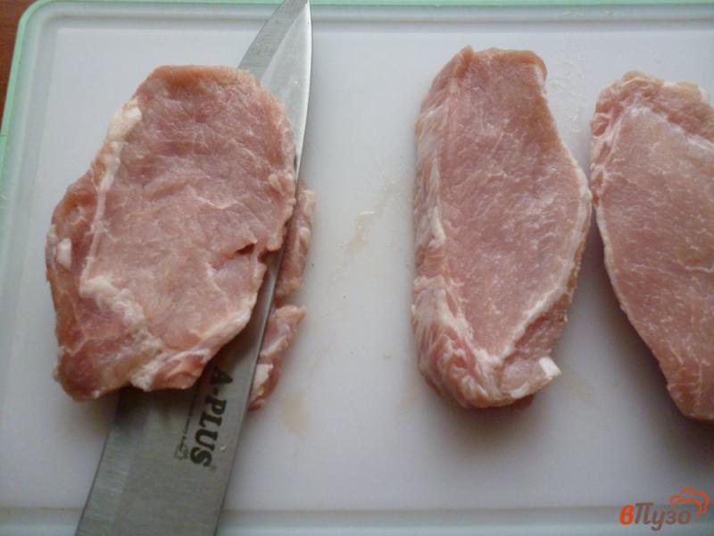Фото приготовление рецепта: Свиные отбивные с сыром в духовке шаг №2