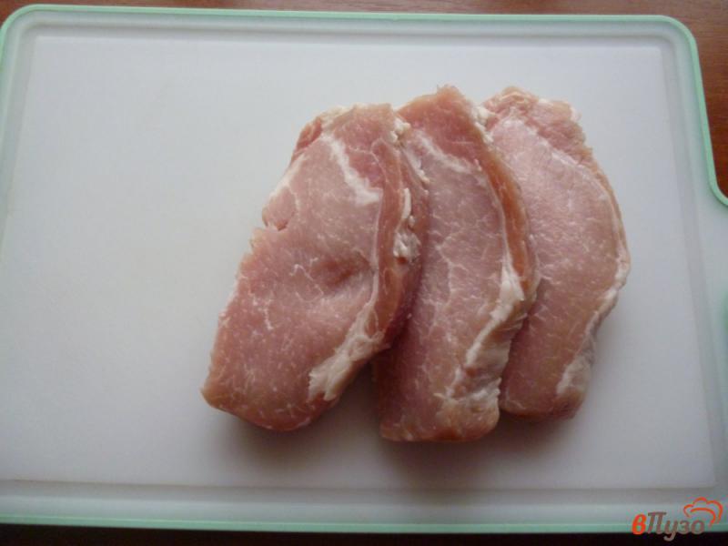 Фото приготовление рецепта: Свиные отбивные с сыром в духовке шаг №1