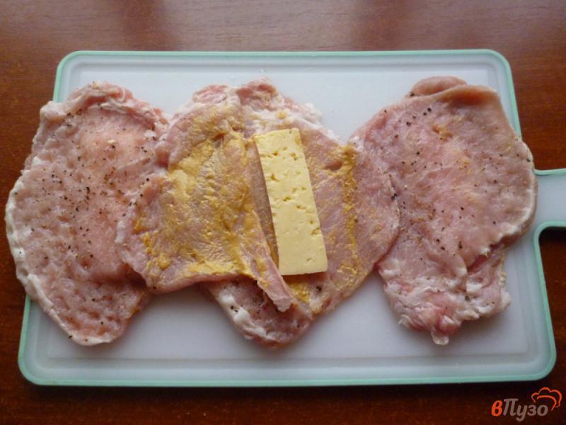 Фото приготовление рецепта: Свиные отбивные с сыром в духовке шаг №4