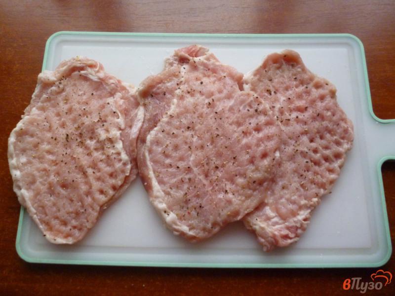 Фото приготовление рецепта: Свиные отбивные с сыром в духовке шаг №3