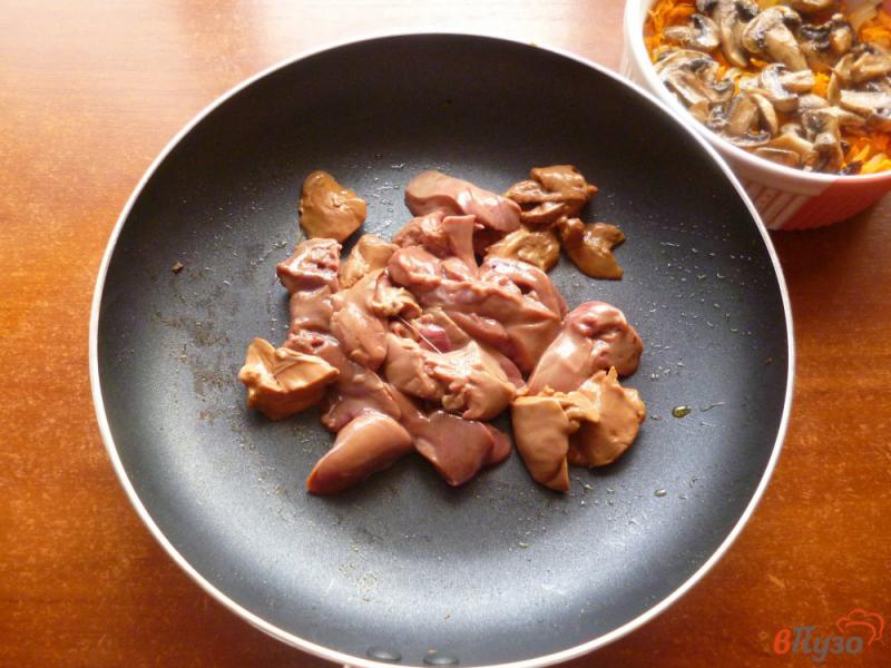 Фото приготовление рецепта: Запеканка из куриной печени с шампиньонами шаг №5