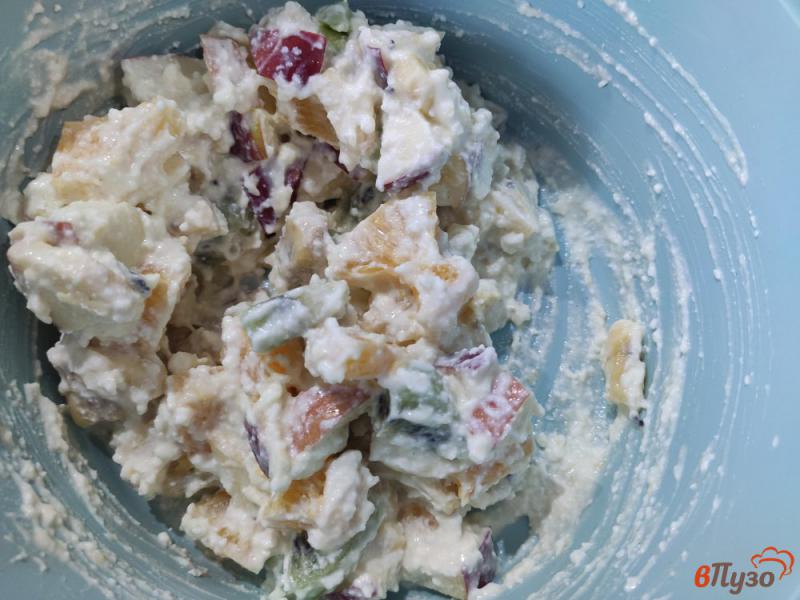 Фото приготовление рецепта: Фруктовый салат с творогом и грецкими орехами шаг №4