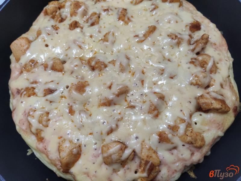 Фото приготовление рецепта: Пицца на сковороде с курицей и сыром шаг №10