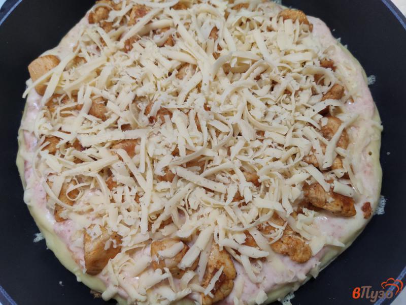 Фото приготовление рецепта: Пицца на сковороде с курицей и сыром шаг №9