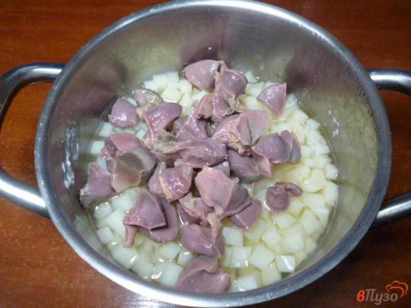 Фото приготовление рецепта: Тушеный картофель с утиными желудками шаг №3