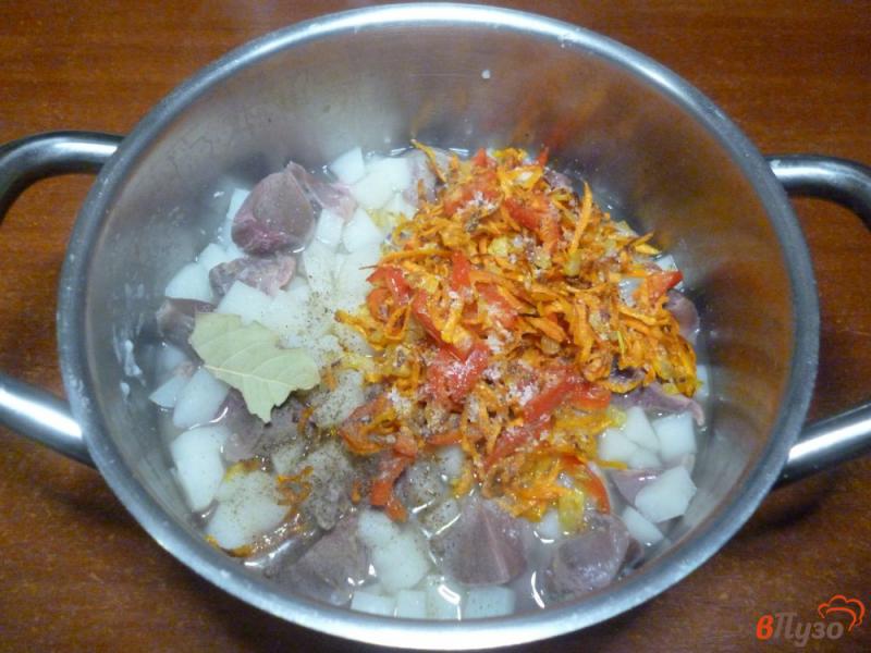 Фото приготовление рецепта: Тушеный картофель с утиными желудками шаг №7