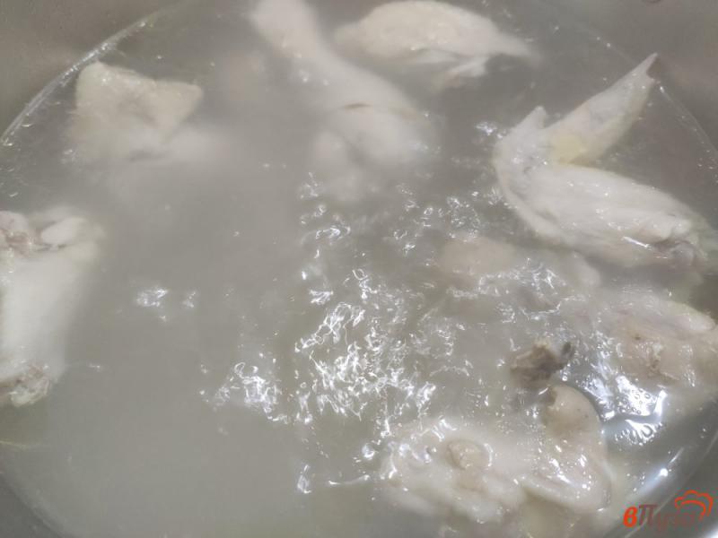 Фото приготовление рецепта: Куриный суп с макаронами шаг №2