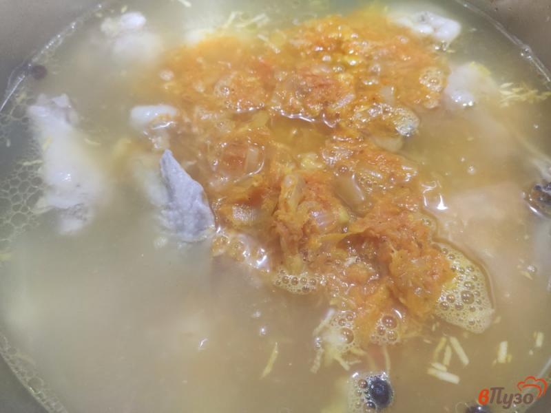 Фото приготовление рецепта: Куриный суп с макаронами шаг №9
