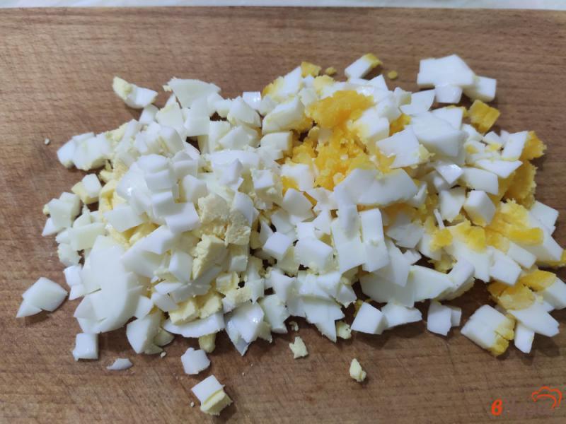 Фото приготовление рецепта: Салат из свеклы с яйцами и маринованными огурцами шаг №2