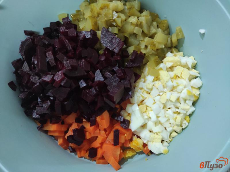 Фото приготовление рецепта: Салат из свеклы с яйцами и маринованными огурцами шаг №5
