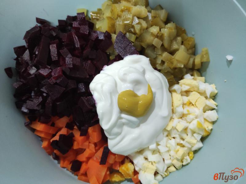 Фото приготовление рецепта: Салат из свеклы с яйцами и маринованными огурцами шаг №6