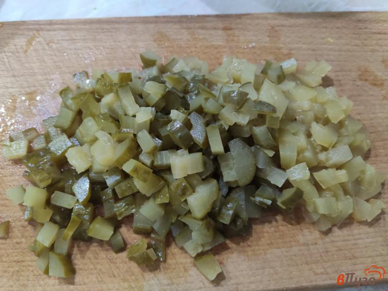 Фото приготовление рецепта: Салат из свеклы с яйцами и маринованными огурцами шаг №3