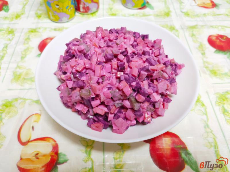 Фото приготовление рецепта: Салат из свеклы с яйцами и маринованными огурцами шаг №8