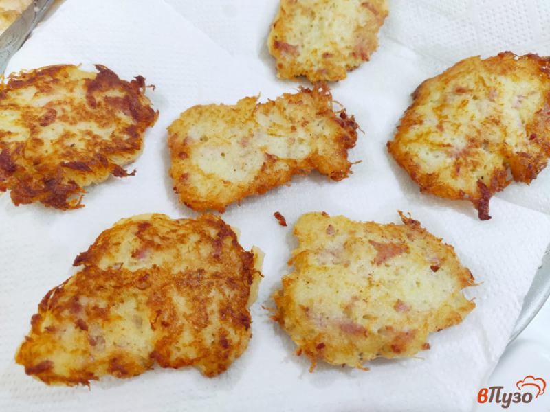 Фото приготовление рецепта: Картофельные драники без муки с колбасой шаг №7