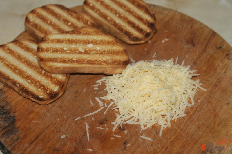 Фото приготовление рецепта: Бутерброды с грибами и вялеными томатами шаг №1