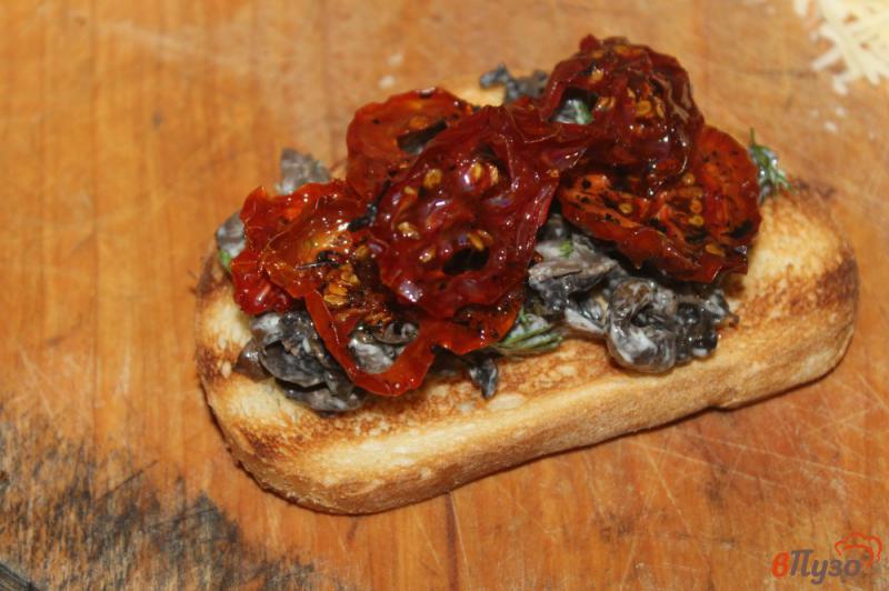 Фото приготовление рецепта: Бутерброды с грибами и вялеными томатами шаг №4