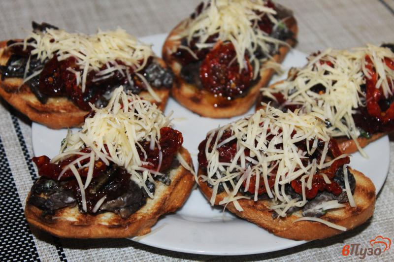 Фото приготовление рецепта: Бутерброды с грибами и вялеными томатами шаг №5