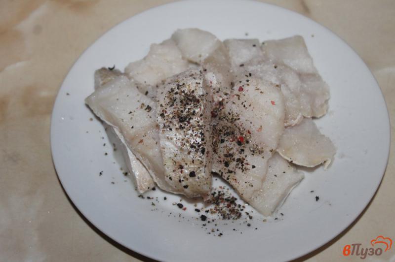 Фото приготовление рецепта: Жареная рыба в панировочных сухарях шаг №2