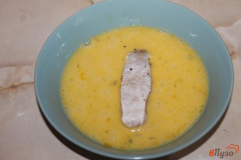 Фото приготовление рецепта: Жареная рыба в панировочных сухарях шаг №3