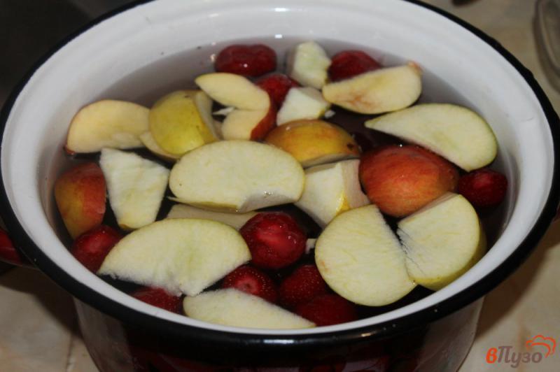 Фото приготовление рецепта: Клубничный компот с яблоками шаг №4