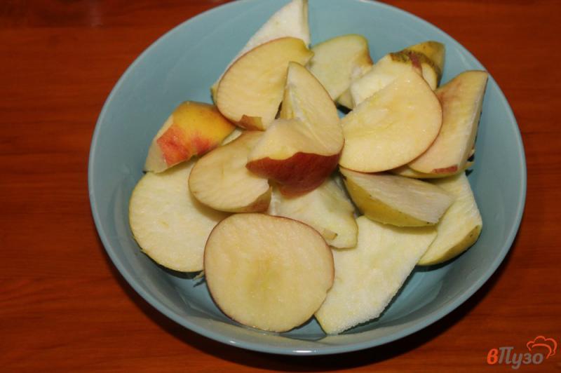 Фото приготовление рецепта: Клубничный компот с яблоками шаг №3