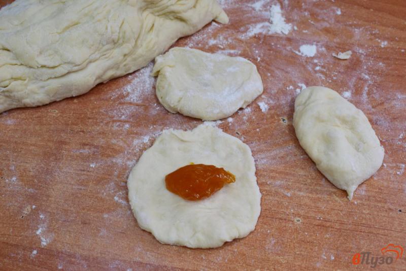 Фото приготовление рецепта: Пирожки с абрикосовым джемом шаг №4