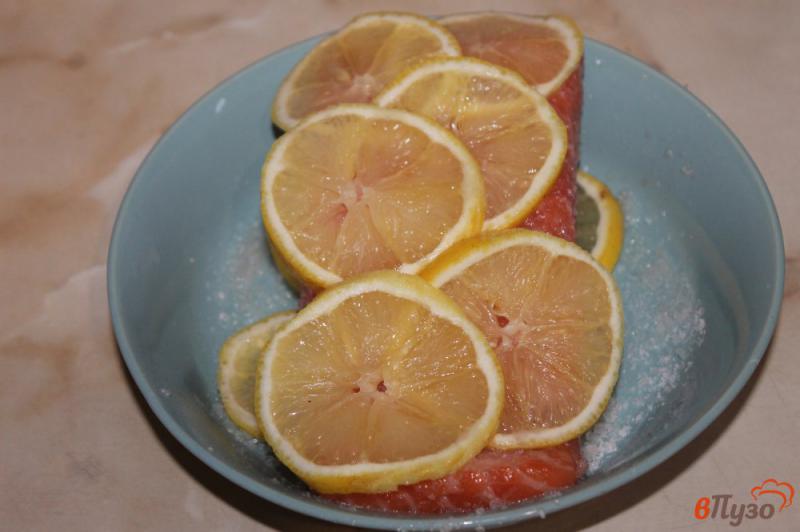Фото приготовление рецепта: Соленый лосось с лимоном шаг №3