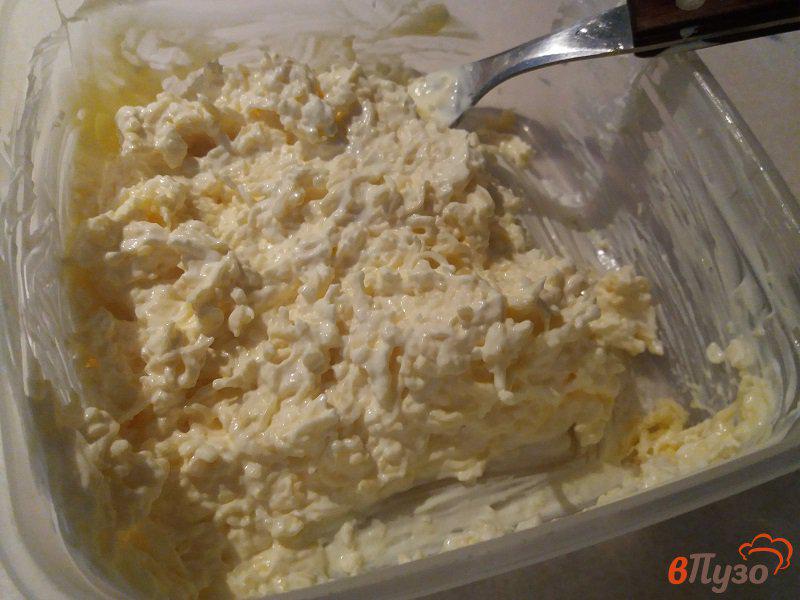 Фото приготовление рецепта: Канапе со шпротами и сырным салатом шаг №3