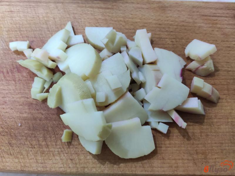 Фото приготовление рецепта: Овощной салат с маринованными огурцами шаг №2
